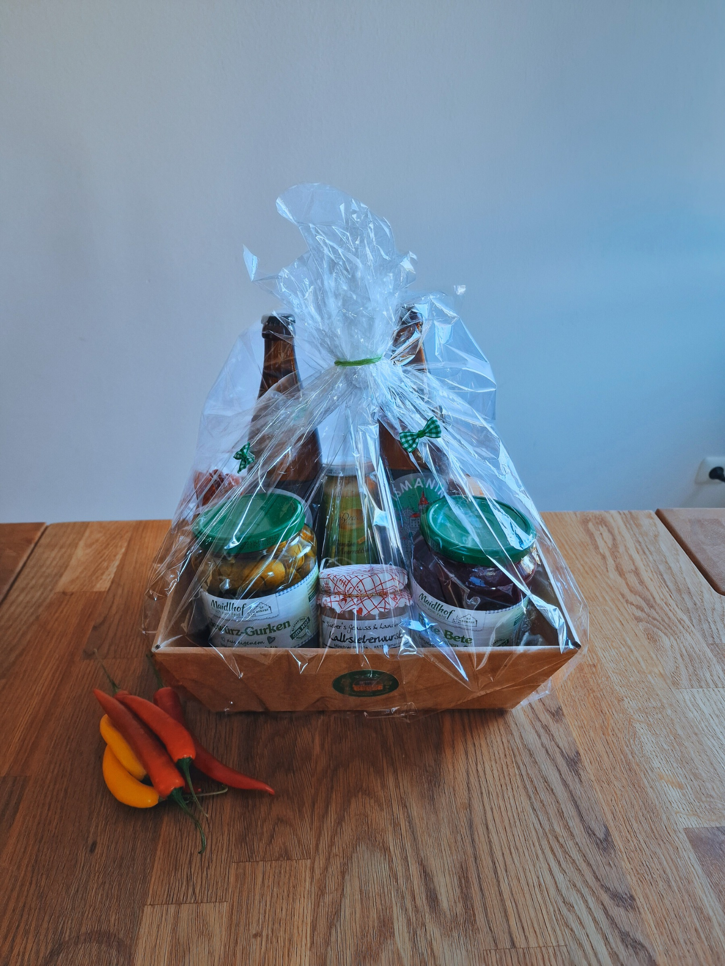 Geschenkkorb zum Liefern als Firmengeschenk mit regionalen Produkte