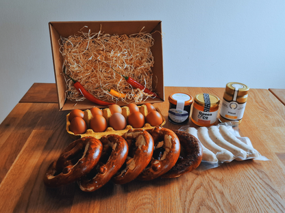 Frühstückskorb mit Weißwurst, Brezen und Blütenhonig